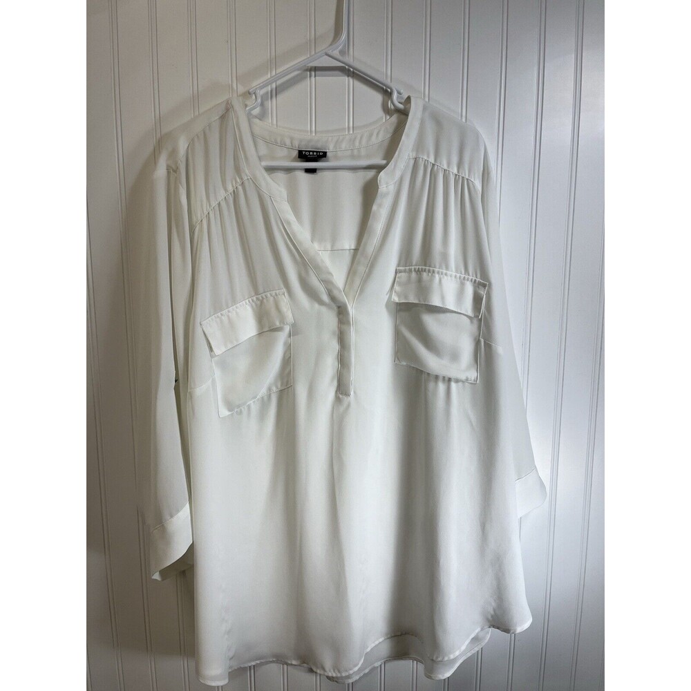 Torrid Harper Blouse. White Bell 3/4 Sleeve with Button Tab. Large pocket.‎ Sz 4
